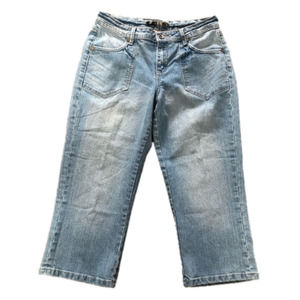 9.8 light wash blue Capri Jeans with bling on back flap pockets size 6